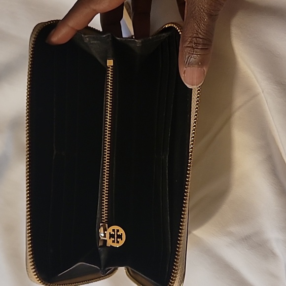Tory Burch Zippy Wallet - Picture 5 of 6